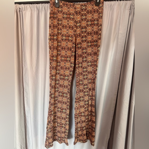 En crème stretchy flare pants. - Picture 1 of 3